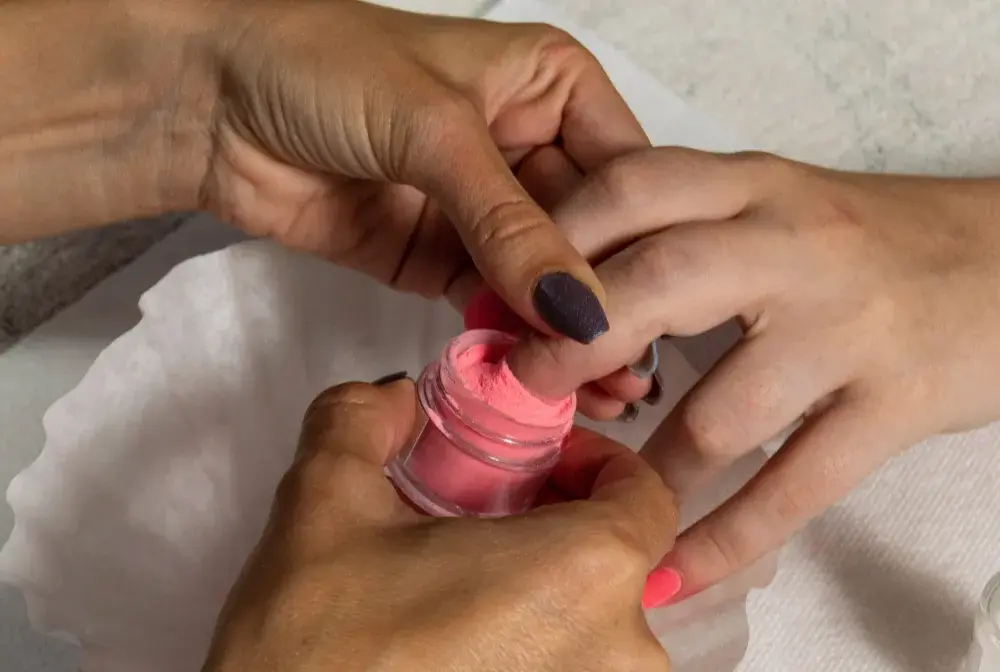 Manicure tytanowy - czy to trwała alternatywa bez lampy UV?