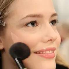 Delikatny rumieniec na policzkach, subtelny błysk na ustach – to efekt igari makeup.