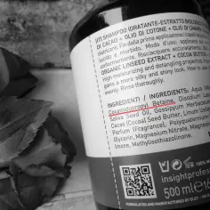 Składniki szamponu: woda, siarczan sodu, **cocamidopropyl betaine**, olej z nasion bawełny, masło kakaowe, olej lniany.