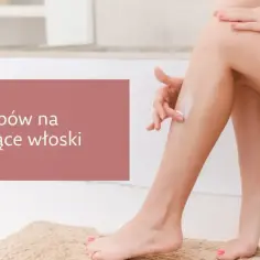 Kobieta aplikuje balsam na nogi, by zapobiec wrastające włoski. 5 sposobów na gładką skórę.