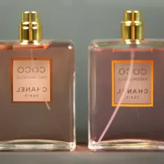 Dwie butelki perfum Chanel Coco Mademoiselle. Sprawdź, jak sprawdzić, czy perfumy są oryginalne, porównując detale.