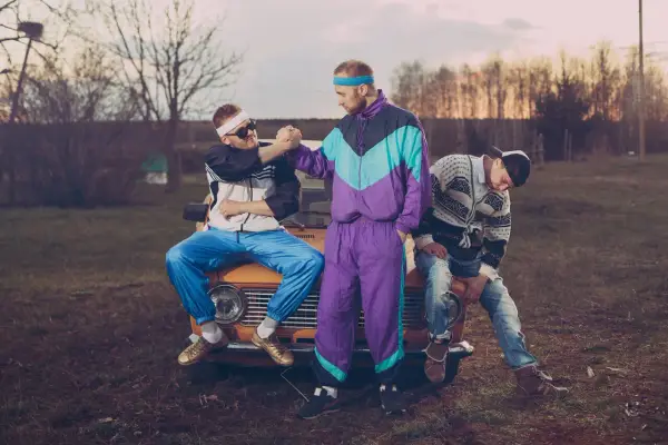 Moda lat 90. - jak nosić ten styl bez efektu przebrania?