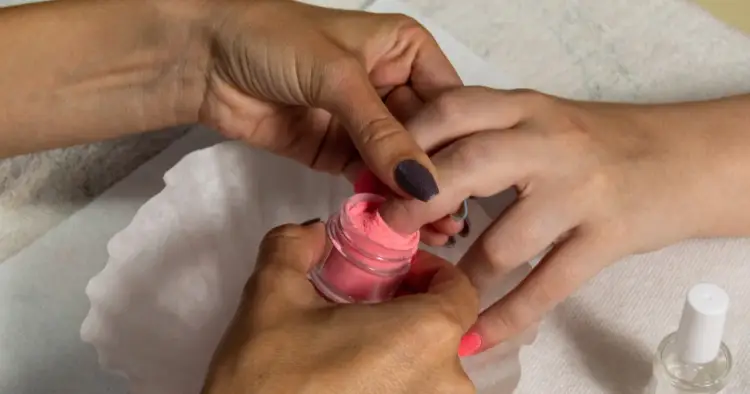 Manicure tytanowy - czy to trwała alternatywa bez lampy UV?